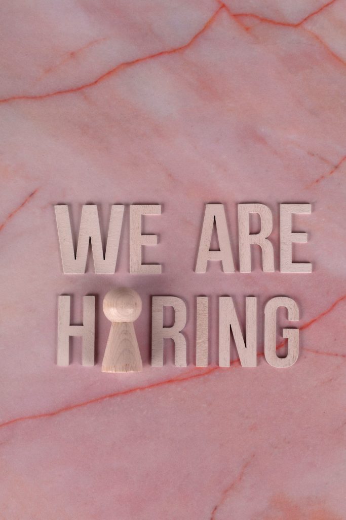 Inbound marketing agency or a freelancer – whom should I hire in my case and why? (pls check post body)
